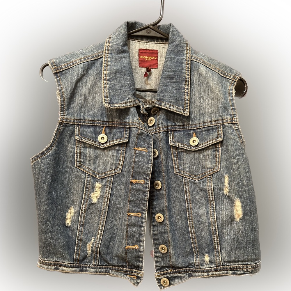 Sleeveless jean jacket. Size L.